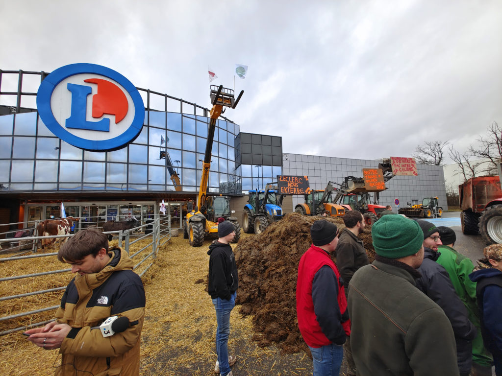 Vosges : plusieurs tonnes de fumier déversées par des agriculteurs en colère