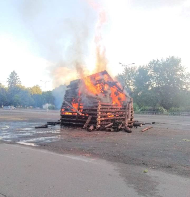 Feu de la Saint-Jean à Épinal : la structure en bois victime d&rsquo;un incendie criminel