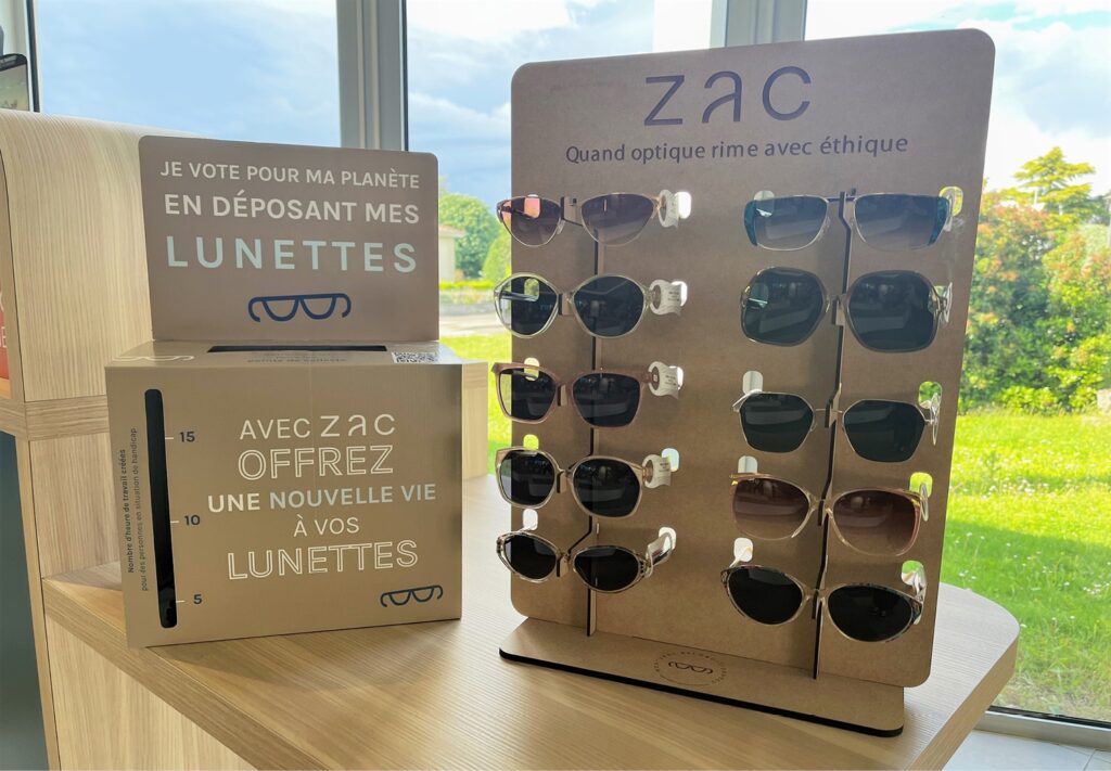 100 millions de paires de lunettes dorment au fond des tiroirs : à Gérardmer, la Poste les recycle !