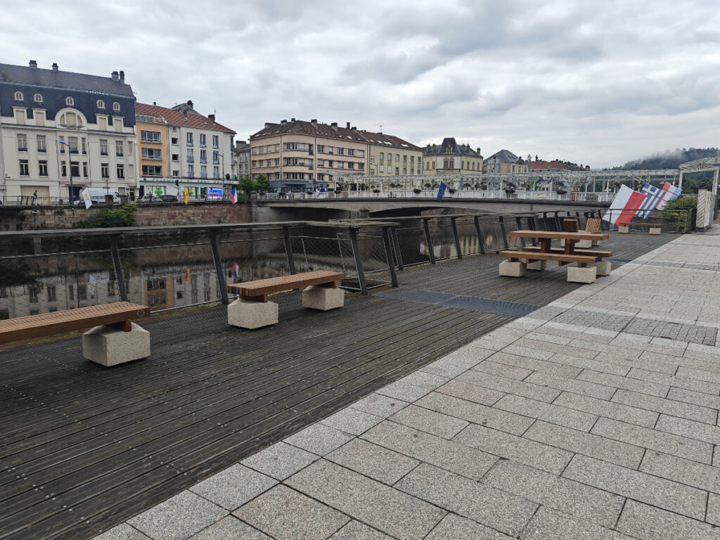 Mobilier urbain à Épinal : la ville expérimente de nouveaux bancs et tables amovibles jusqu&rsquo;au 29 septembre