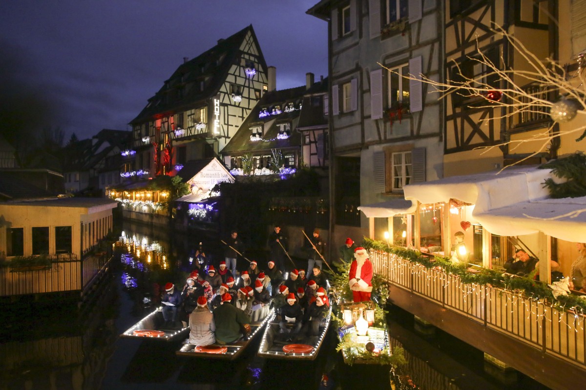 LES ENFANTS CHANTENT NOËL SUR LES BARQUES à COLMAR 